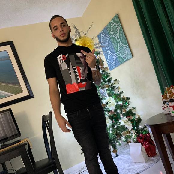 Profile Picture of Dariel Lora rosario (@dariel0517) on Poshmark