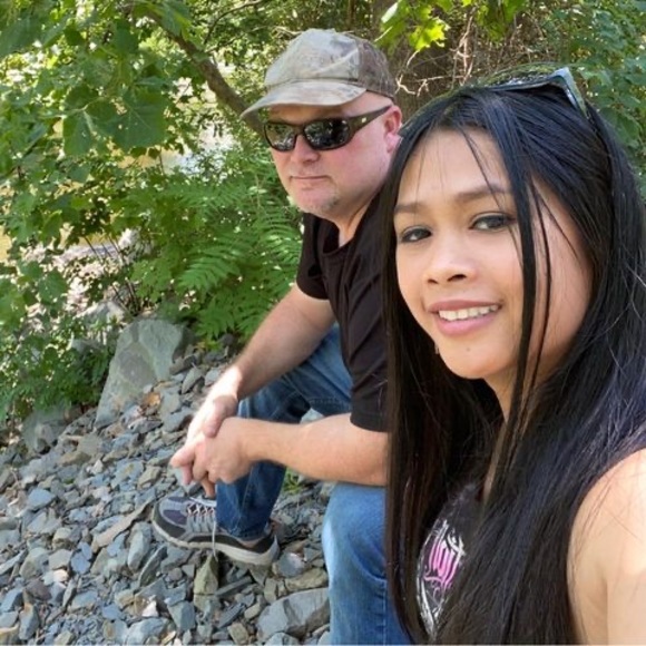 Chi Schwenk - Poshmark Profile Picture of Chi Schwenk (@bechirose_sarte) on Poshmark