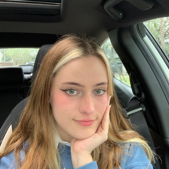 Profile Picture of Cadence Busbee (@cadencebusbee) on Poshmark