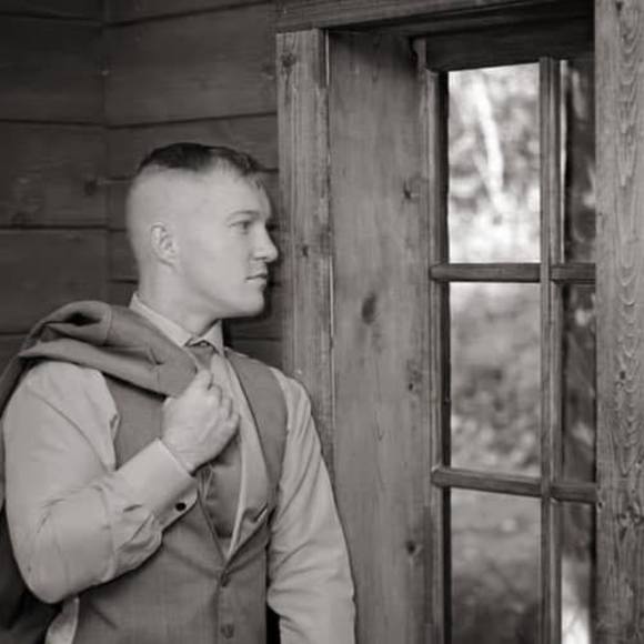 Profile Picture of Johnathon Zarse (@johnathonzarse) on Poshmark