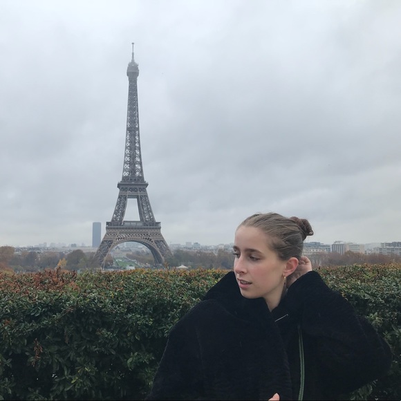 Profile Picture of Camille Lagrua (@camillelitwin) on Poshmark