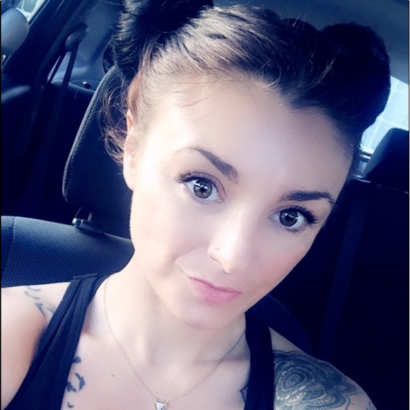 Profile Picture of Emmy Skillings (@emmylou1002) on Poshmark