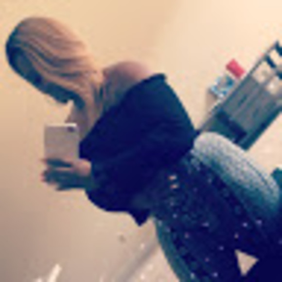 Profile Picture of Angelica Bloxton (@angelicabloxton) on Poshmark
