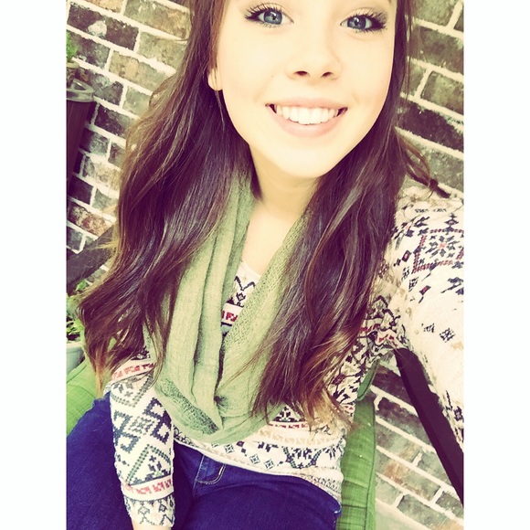 Profile Picture of Carsyn Caldemeyer (@carsyn16) on Poshmark