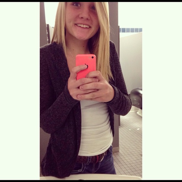 Emily Brest - Poshmark Profile Picture of Emily Brest (@emilo_143) on Poshmark