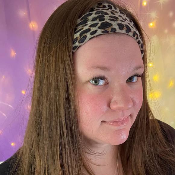 Profile Picture of Lisa Storkson (@lisapoo823) on Poshmark