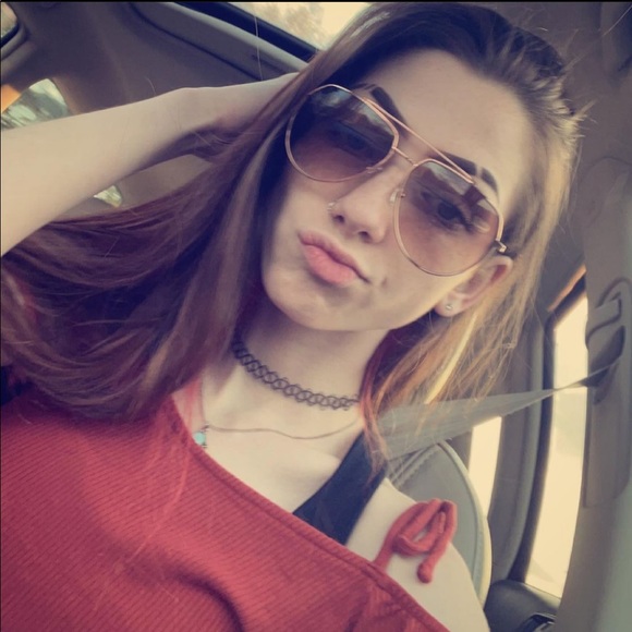 Profile Picture of Cassy Shields (@cassiepei1212) on Poshmark