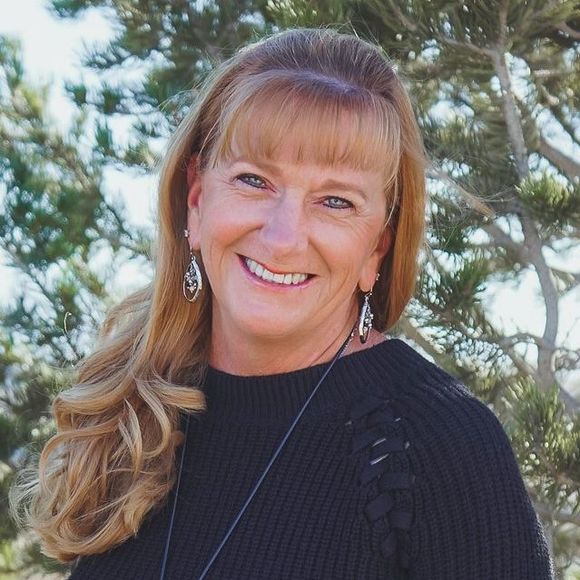 Profile Picture of Liz Hahnenberg (@liz_hahnenberg) on Poshmark