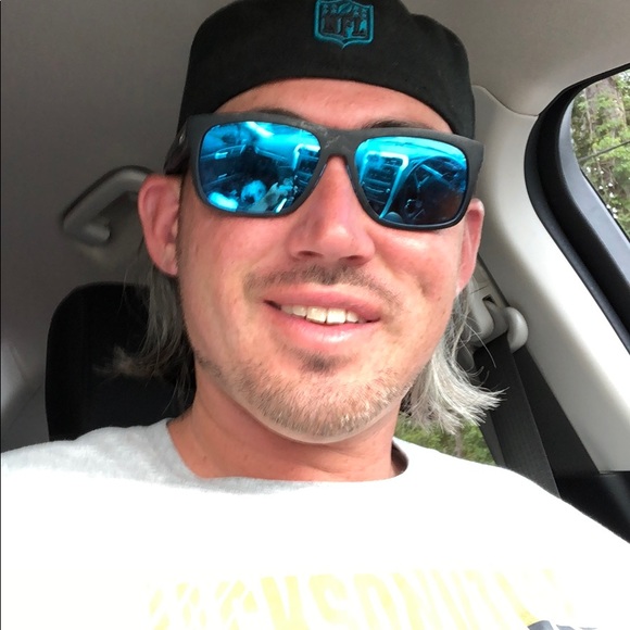 Profile Picture of Tyler Hanna (@tylerchanna) on Poshmark