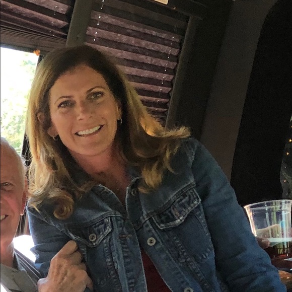 Profile Picture of Elizabeth Gianini (@eageag10) on Poshmark