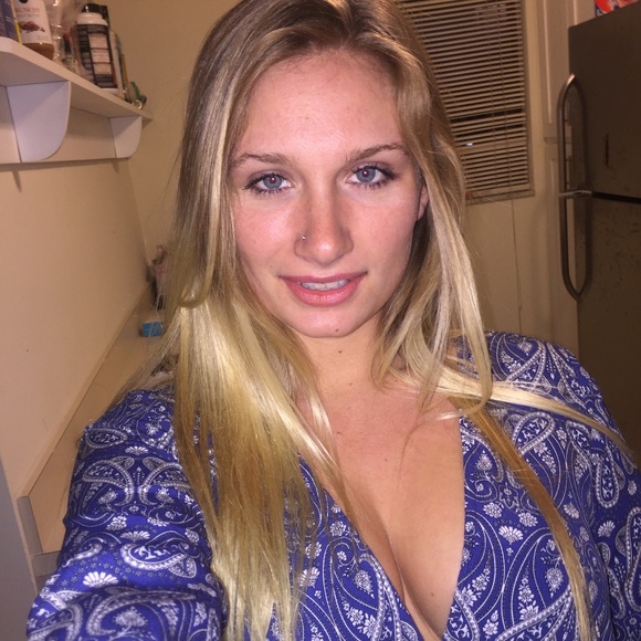 Profile Picture of Samantha Devito (@dollfacedevito) on Poshmark