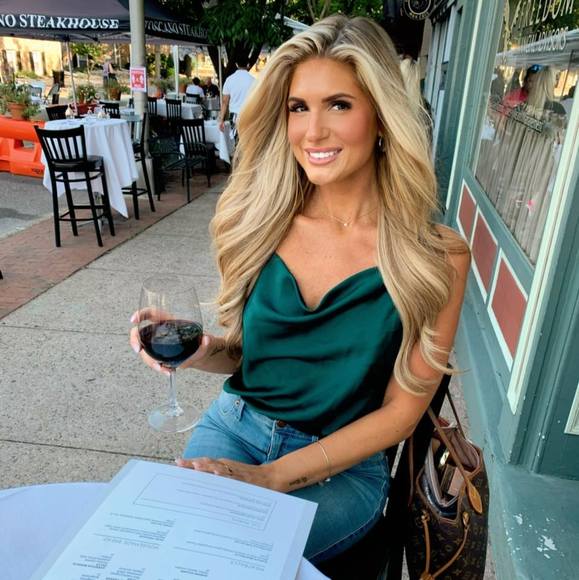 Profile Picture of Lindsey Holup (@lindsh0lup) on Poshmark