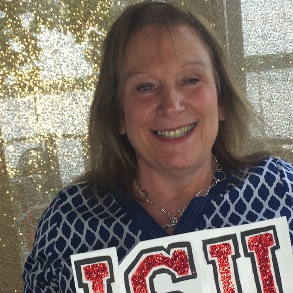 Profile Picture of Debra Long (@tlarteacher) on Poshmark