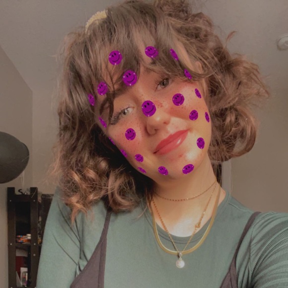 Profile Picture of Clodagh Perras (@clodaghperras) on Poshmark