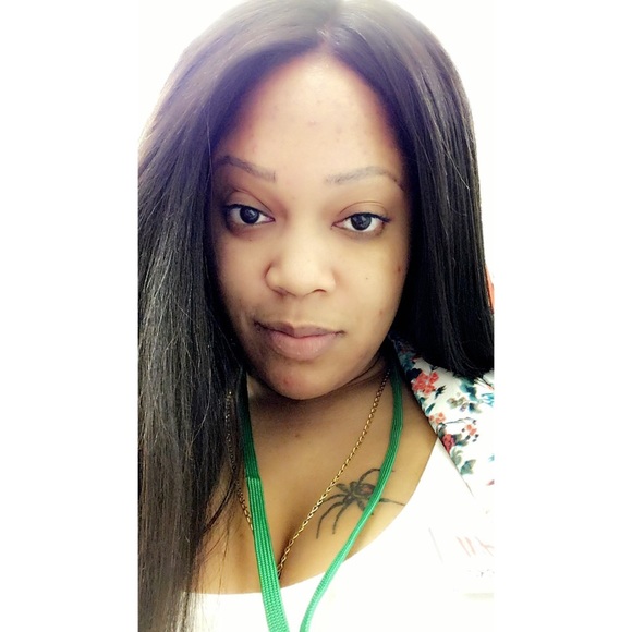 Profile Picture of Jacqueline Hicks (@fashionablyjay) on Poshmark