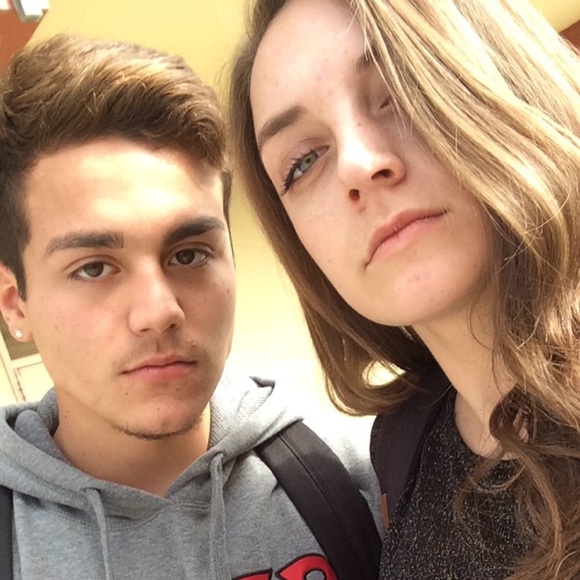 Profile Picture of Stefanie Meeder (@stefz) on Poshmark