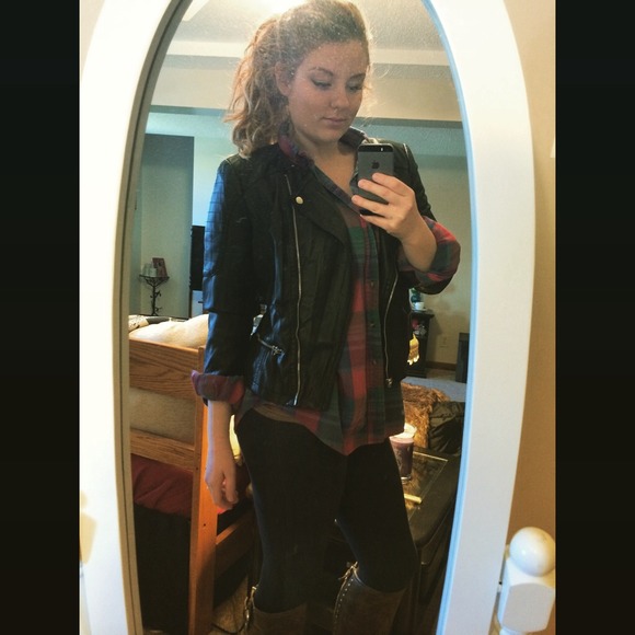 Profile Picture of Ashley Enneking (@wanderlust14) on Poshmark