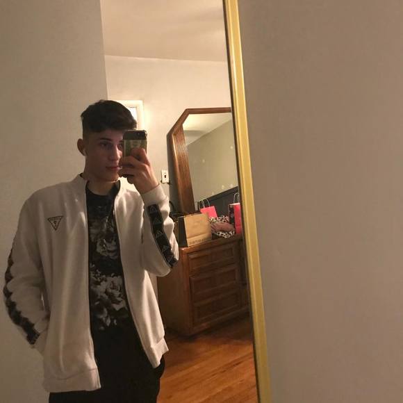 Leandro Camargos - Poshmark Profile Picture of Leandro Camargos (@leandrocamargos) on Poshmark