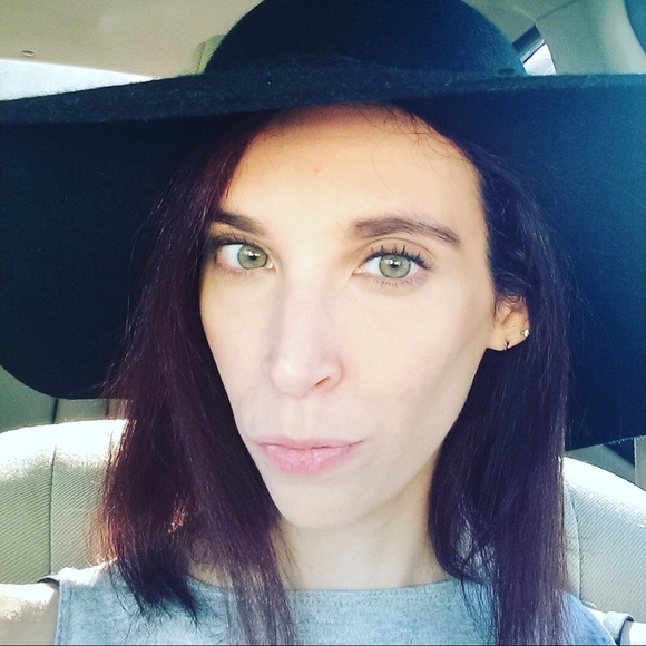Profile Picture of Kimberly Heldt (@sassyandpetite) on Poshmark