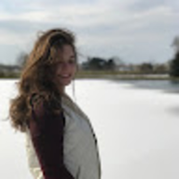 Profile Picture of Gabrielle Bragg (@gabriellekbragg) on Poshmark