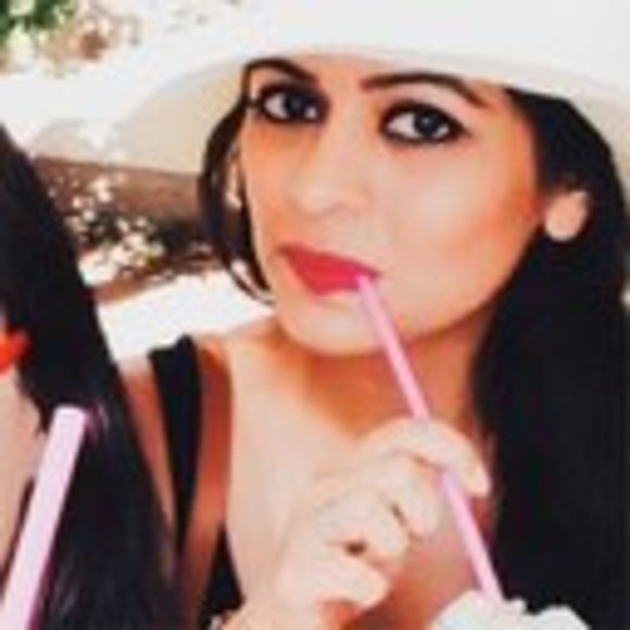 Profile Picture of Pauline Holmes (@pauline_holmes) on Poshmark