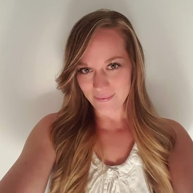 Profile Picture of Lindsay Kowalyshen (@LindsayLeafs17) on Twitter