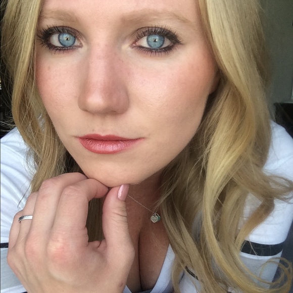 Profile Picture of Paige Dimoski (@livinlifeloved) on Poshmark