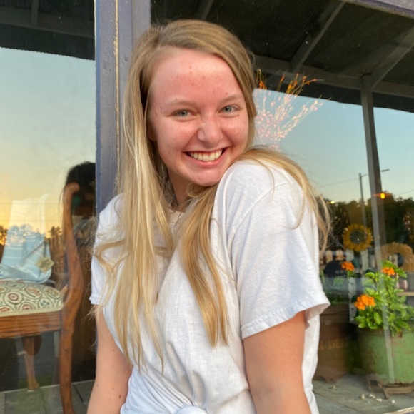 Profile Picture of Brenna Kirkbride (@brennakirkbride) on Poshmark
