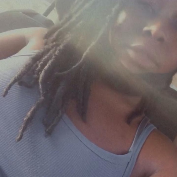Profile Picture of Lashay Bellus (@lashaybellus) on Poshmark