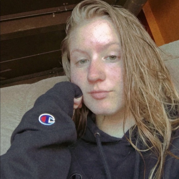 Profile Picture of Emily Howard (@emilyhoward10) on Poshmark