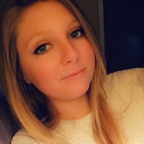 Profile Picture of Brianna Peeler (@bri_lynn14) on Poshmark