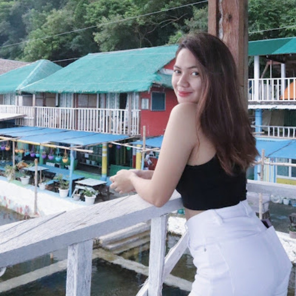 Profile Picture of Via Cantos (@viacantos) on Poshmark