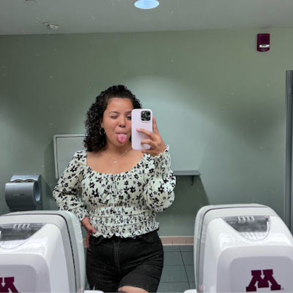 Profile Picture of Ariel Ballin (@arielballin678) on Poshmark