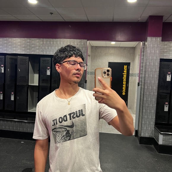 Profile Picture of Jonathan Arevalo (@jonathanarev212) on Poshmark