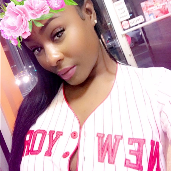 Profile Picture of L Lee (@llee187) on Poshmark