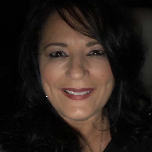 Profile Picture of Debbie Schroder-robinson (@drobin14) on Poshmark