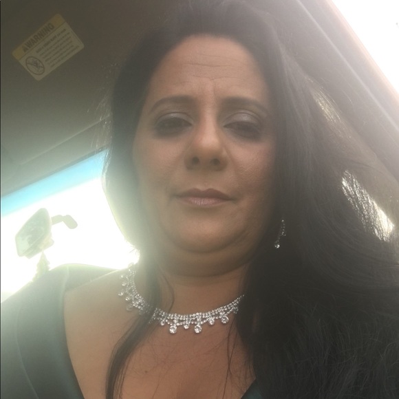 Profile Picture of Juliet Gonzalez (@julietgonzalezz) on Poshmark