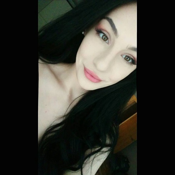 Profile Picture of Anna Hettmannsperger (@annahettmannspe) on Poshmark