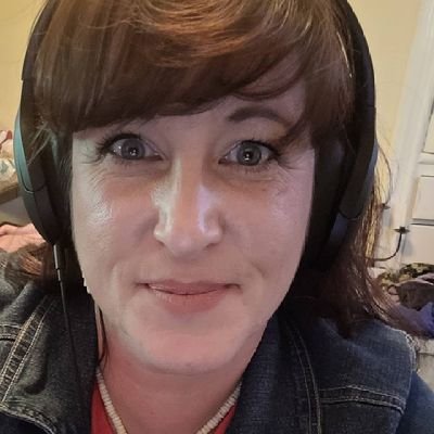 Profile Picture of Leslie M. Levy (@LesMiLeeCreates) on Twitter