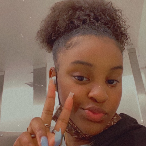 Profile Picture of Ariel Hodges (@arielhodges353) on Poshmark