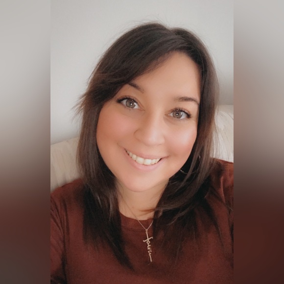 Profile Picture of Elizabeth Afflitto (@ellierae89) on Poshmark