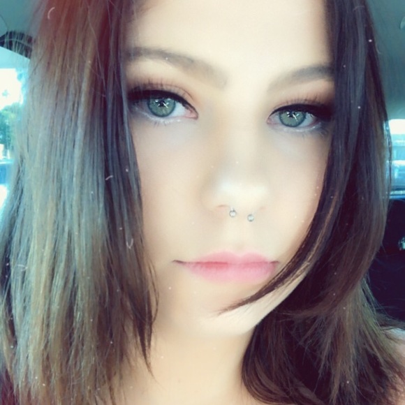 Profile Picture of Courtnie Thueringer (@courtniexcx) on Poshmark