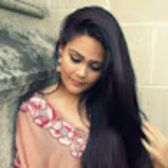 Profile Picture of Leah Mozzer (@lilbeigebreeze) on Poshmark