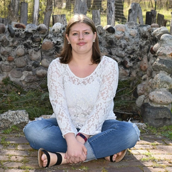 Profile Picture of Zoe Sanvig (@cats2001) on Poshmark