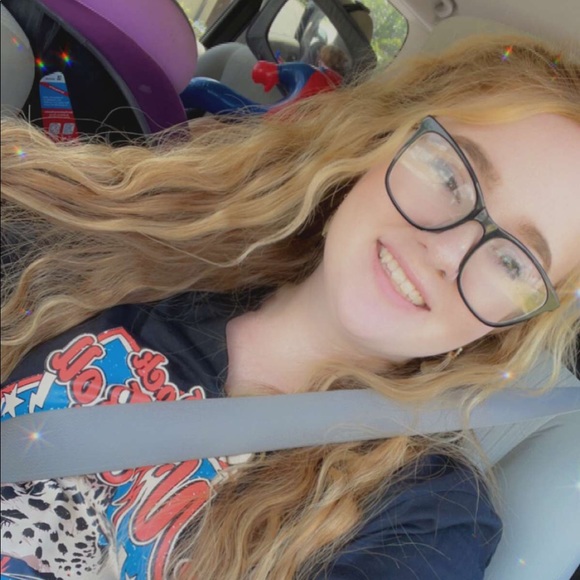 Profile Picture of Alexis Willson (@alexismaewilson) on Poshmark