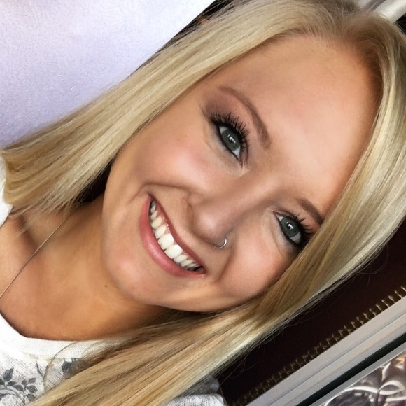 Profile Picture of Emily Mullendore (@emilymullendore) on Poshmark