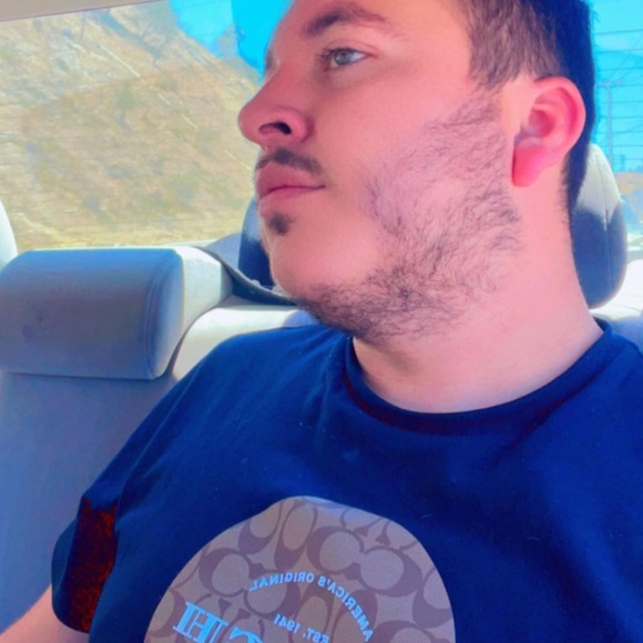 Profile Picture of Bryan Guzman (@bryanguzman98) on Poshmark