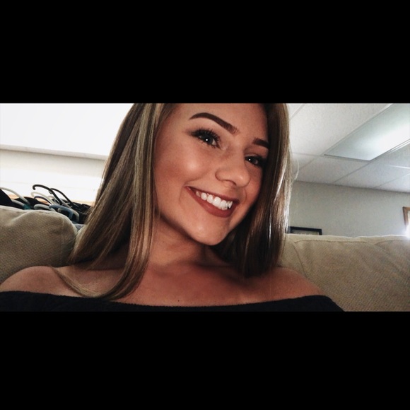 Profile Picture of Jacquelynn Deer (@jacquellynnnn) on Poshmark