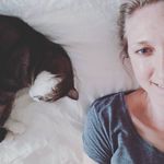 Profile Picture of Jessica Helander (@a.pen.and.two.cats) on Instagram