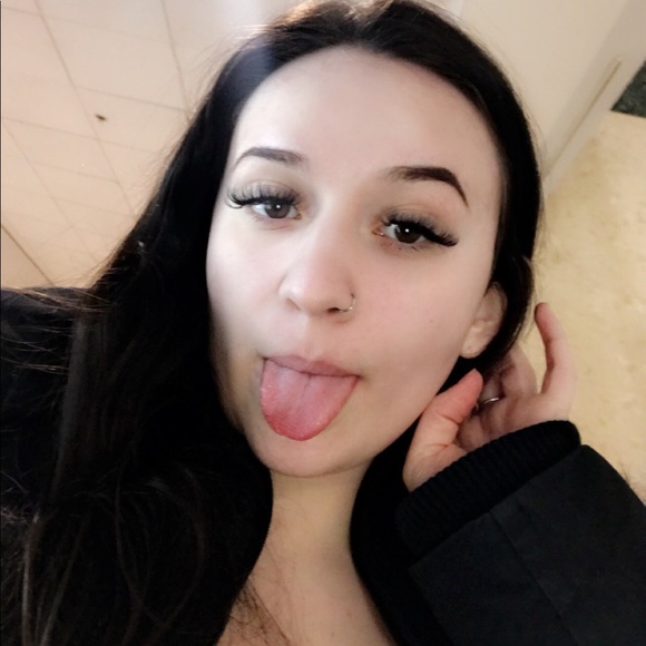 Profile Picture of Julia Paterson (@jupat0111) on Poshmark